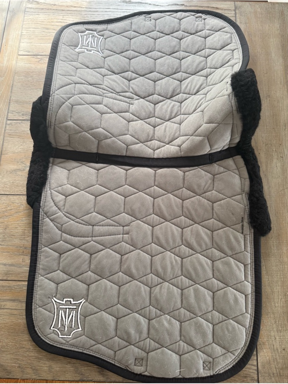 Mattes Black Quilted Saddle Pad with Genuine Sheepskin Trim - Picture 3 of 6